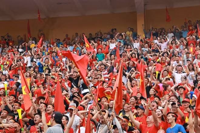Khán đài rực đỏ.