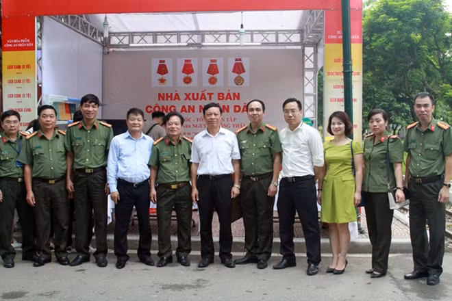 Đồng chí Phạm Văn Linh, Phó Trưởng ban Tuyên giáo Trung ương cùng Đại tá, Nhà văn Nguyễn Hồng Thái, Giám đốc, Tổng Biên tập NXB CAND và cán bộ, chiến sĩ NXB CAND tại Hội sách Mùa thu 2016.