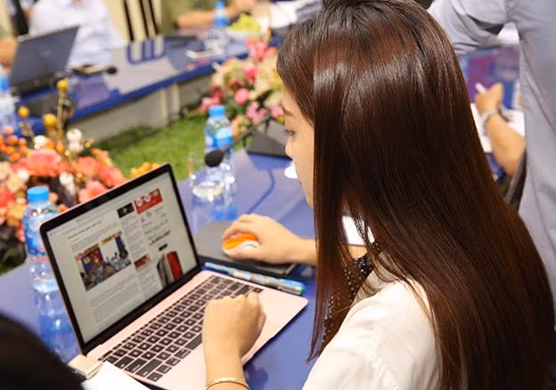 Phóng viên tác nghiệp tại buổi giao lưu trực tuyến.