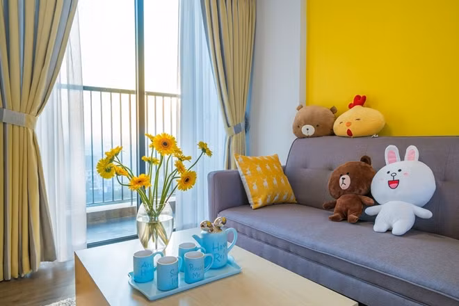 Toàn bộ nội thất căn bản bao gồm bộ bàn ăn, bàn nước, sofa, kệ TV, giường, tủ và giường tầng được chủ đầu tư tặng khi bàn giao nhà được gia chủ tận dụng và biến hóa cho phù hợp với tổng thể căn nhà.