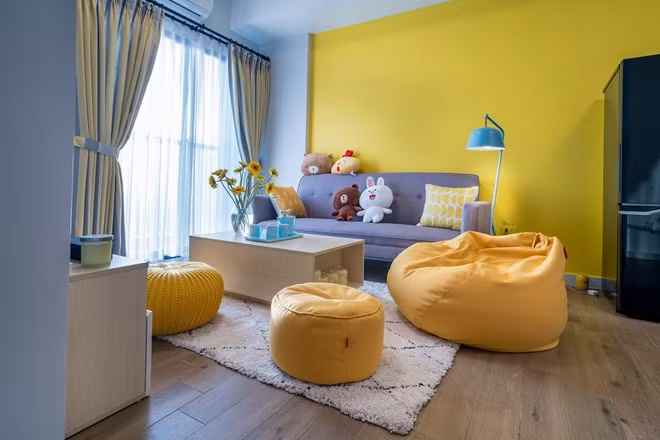 Tông màu vàng – trắng biến căn hộ trở thành không gian sống thư giãn, ngập tràn ánh sáng tuyệt đẹp.