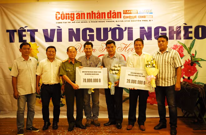 Đại tá Trần Kim Thẩm, Phó tổng Biên tập Báo CAND tiếp nhận những tấm lòng vàng