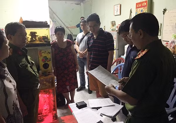 Đọc lệnh khám xét các đối tượng trong đường dây đánh bạc 300 tỷ.