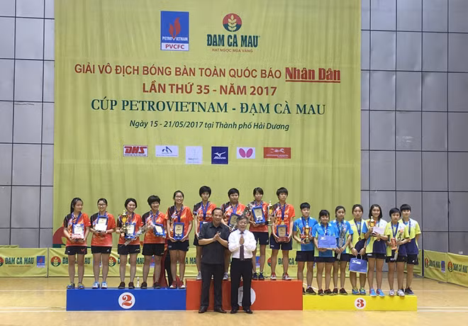 Ban tổ chức trao giải đồng đội nữ.