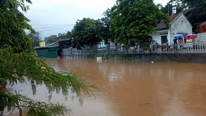 Mưa lũ khiến nhiều nơi ở Quảng Ninh bị cô lập.