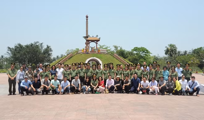 Đoàn Báo CAND tại Nghĩa trang Thành cổ Quảng Trị