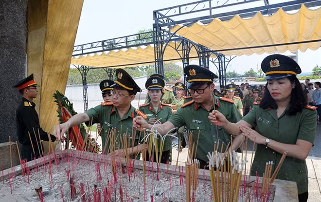 Thượng tá Phạm Quang Khải, Phó tổng biên tập cùng cán bộ, phóng viên Báo CAND dâng hương tại Nghĩa trang đường 9.