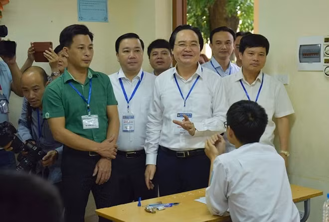 Bộ trưởng Bộ Giáo dục và Đào tạo Phùng Xuân Nhạ kiểm tra một điểm thi.