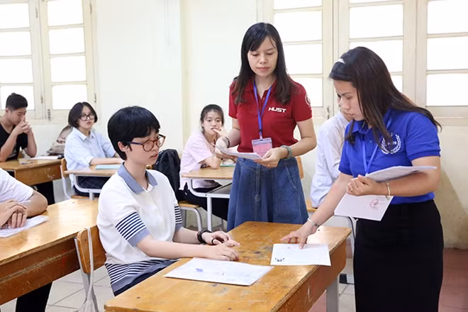 Thí sinh làm thủ tục đăng ký dự thi.