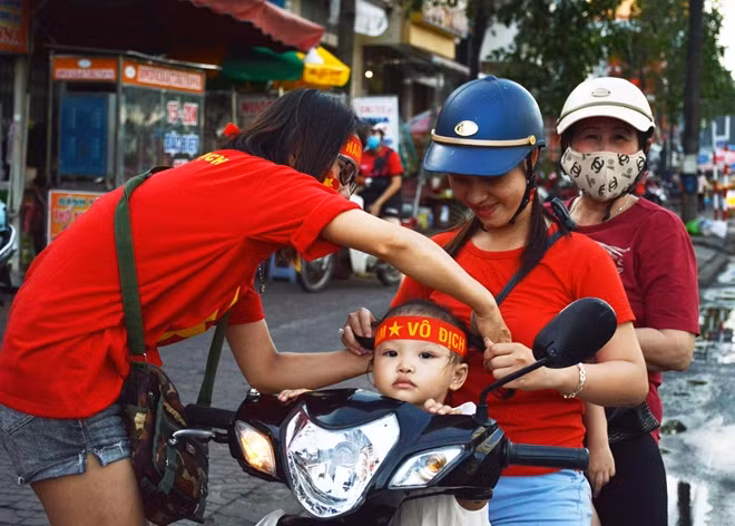 Cổ động viên nhí ở Cà Mau trước giờ bóng lăn.