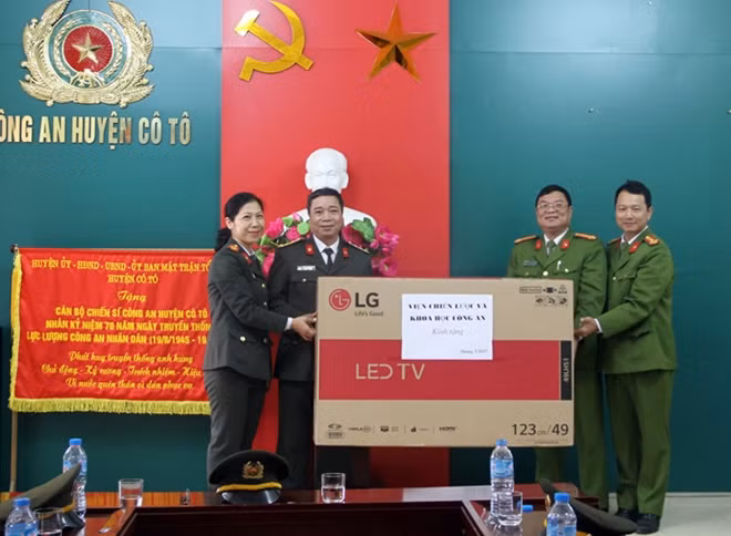 Đồng chí Đại tá Nguyễn Quang Trung, Phó Viện trưởng Viện Chiến lược và Khoa học Công an trao món quà lưu niệm tặng Công an huyện Cô Tô
