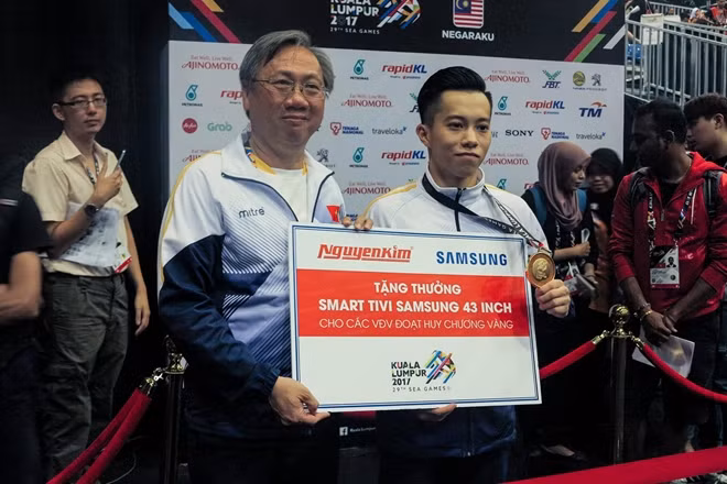 Thanh Tùng nhận phần thưởng từ nhà tài trợ đồng hành cùng Đoàn thể thao Việt Nam tại SEA Games 29. Thanh Tùng nhận phần thưởng từ nhà tài trợ đồng hành cùng Đoàn thể thao Việt Nam tại SEA Games 29.