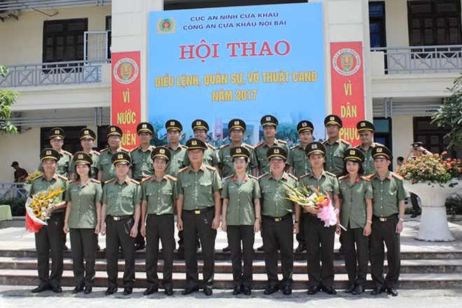 Tập thể lãnh đạo CBCS Công an Cửa khẩu Sân bay Quốc tế Nội Bài.