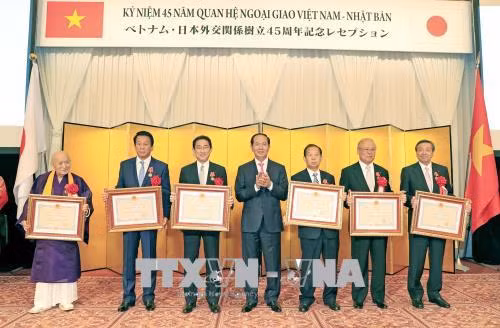 Chủ tịch nước Trần Đại Quang trao tặng Huân chương Hữu nghị cho một số cá nhân Nhật Bản. Ảnh: Nhan Sáng/TTXVN