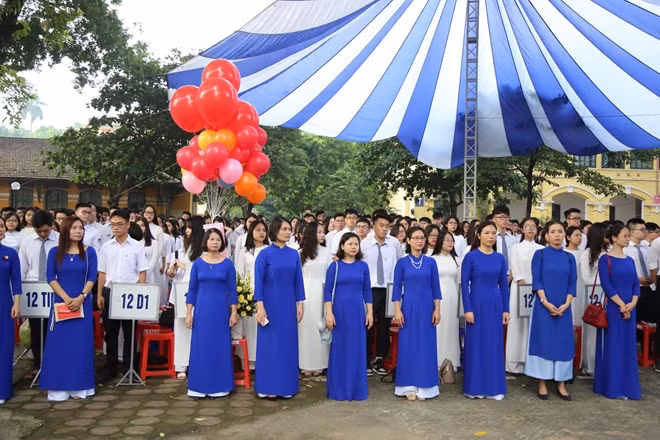 Cô trò Trường THCS Chu Văn An trong ngày Khai giảng.
