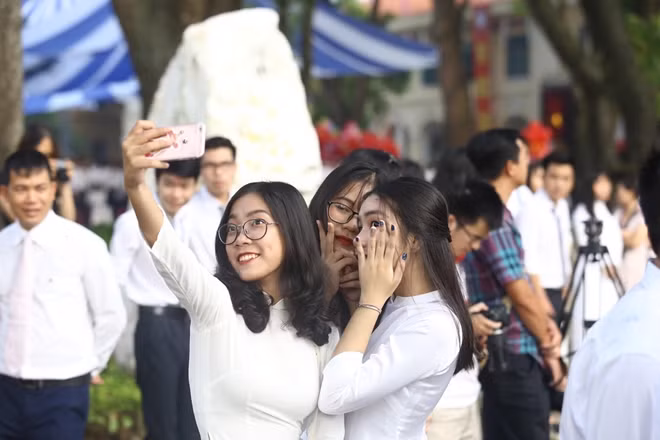 Nữ sinh trường THPT Chu Văn An vui mừng đón năm học mới.