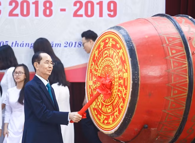 Chủ tịch nước Trần Đại Quang đánh trống khai giảng năm học mới.