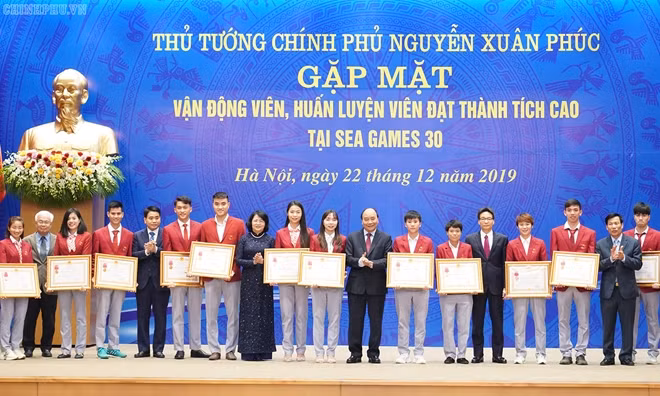 Thủ tướng trao Huân chương Lao động hạng Ba cho các cá nhân, tập thể đạt thành tích xuất sắc. - Ảnh: VGP/Quang Hiếu