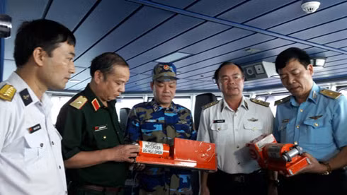 Phó đô đốc Phạm Ngọc MInh (thứ 2 từ phải sang trái) cùng các cán bộ Sở Chỉ huy xem xét hộp đen vừa được tìm thấy (ảnh: VOV)