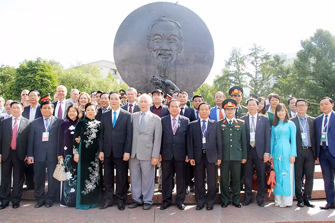 Chủ tịch nước Trần Đại Quang cùng các đại biểu bên tượng đài Chủ tịch Hồ Chí Minh ở Thủ đô Moscow.