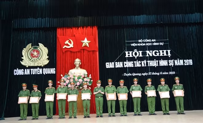 Thiếu tướng Lê Danh Cường trao Giấy khen của Viện Khoa học hình sự cho tập thể, cá nhân có thành tích xuất sắc