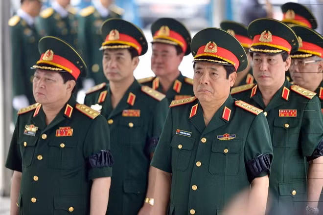 Đoàn Quân ủy trung ương và Bộ Quốc phòng vào viếng.