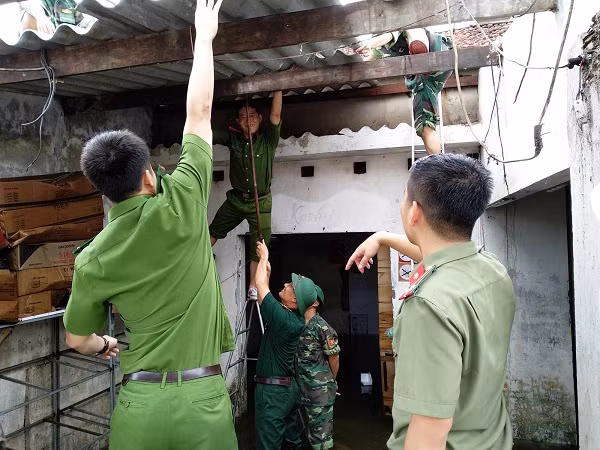 Giúp dân dựng lại nhà bị sập mái.