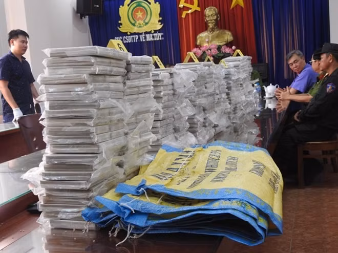 Thu giữ 446 bánh heroin trong 6 bao tải.