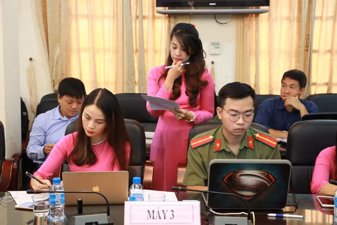 BTV Báo Điện tử CAND xử lý các câu hỏi của độc giả gửi tới buổi tọa đàm.