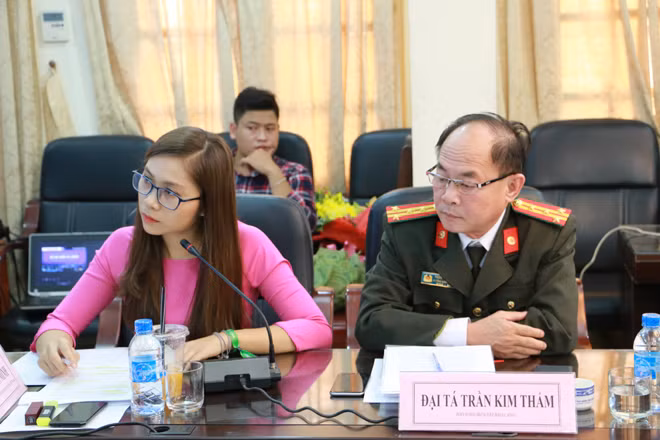 Đại tá Trần Kim Thẩm tại buổi GLTT cùng BTV dẫn chương trình tại buổi GLTT.