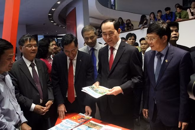 Chủ tịch nước Trần Đại Quang tham quan các gian trưng bày tại Hội báo (3/2018).