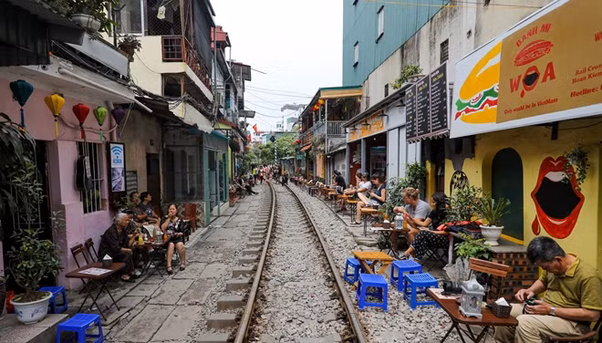 Quán cà phê, hàng ăn, ghế bàn bày ra tận ngay sát đường ray