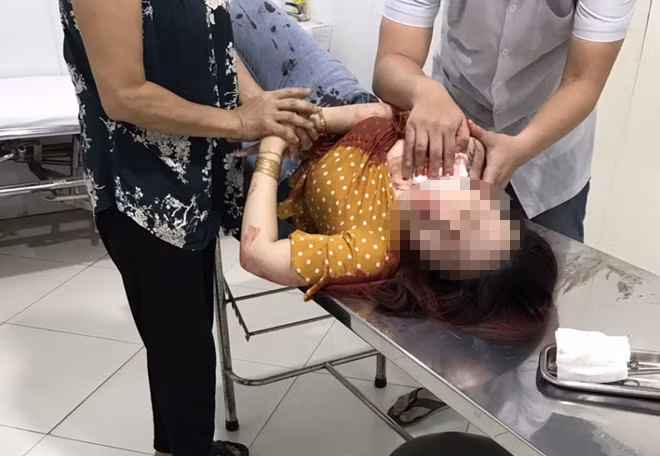 Chị Thoa được cấp cứu tại bệnh viện (ảnh M.T)