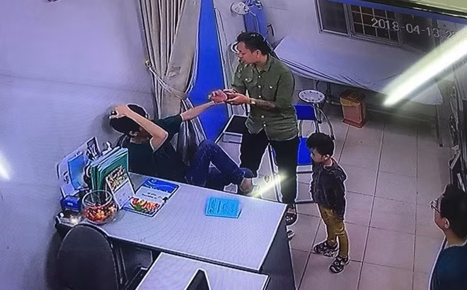 Hình ảnh bác sĩ Chiến bị đánh tại Bệnh viện.