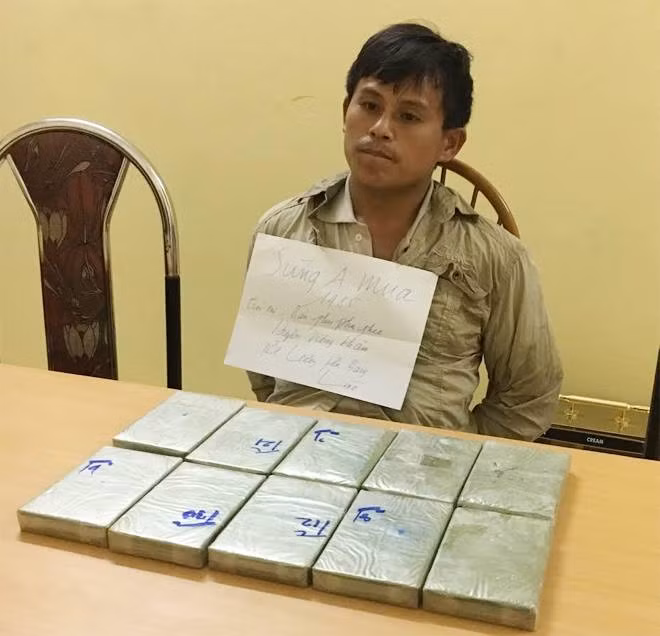 Sùng A Mua và 10 bánh heroin.