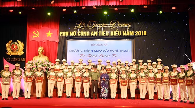 Thứ trưởng Nguyễn Văn Thành, đồng chí Hoàn Thị Ái Nhiên trao thưởng cho phụ nữ Công an tiêu biểu 2018.
