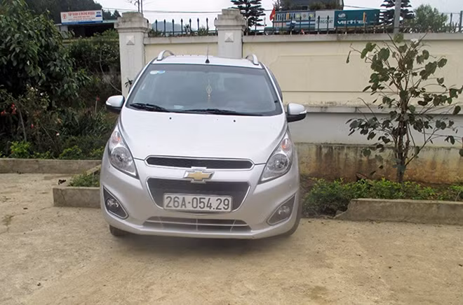 Hiện trường và chiếc xe gây tai nạn.