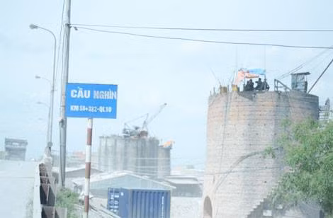 Bầu không khí trở lên đặc lại vì khói bụi lò vôi. Bầu không khí trở lên đặc lại vì khói bụi lò vôi.