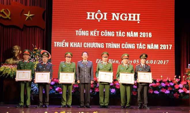 Tặng bằng khen cho các cá nhân, tập thể có thành tích xuất sắc.