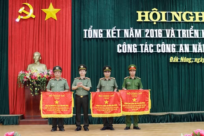 Đại tá Nguyễn Ngọc Chương, Giám đốc Công an tỉnh Đắk Nông trao cờ thi đua của Bộ Công an tặng 3 tập thể.