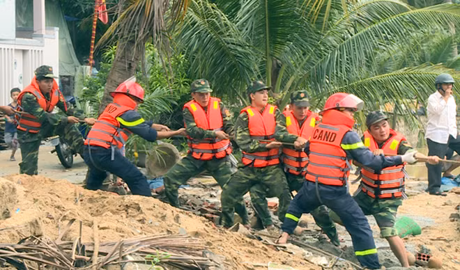Lực lượng chức năng đang trục vớt tàu.