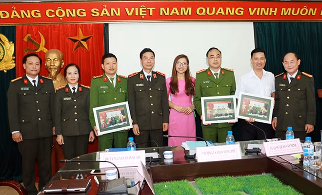 Thiếu tướng Phạm Văn Miên tặng ảnh lưu niệm các vị khách mời.