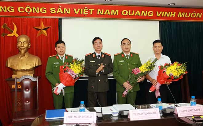 Thiếu tướng Phạm Văn Miên tặng hoa các vị khách mời.