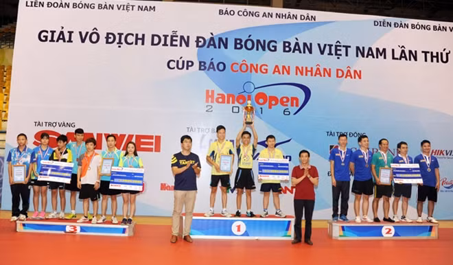 Ban Tổ chức trao giải cho các VĐV đoạt giải nội dung đồng đội Hạng B.
