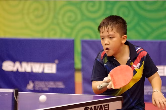 Nhà vô địch nhí nội dung Nhi đồng đơn U10 Nguyễn Minh Hiếu với lối chơi vợt dọc. Ảnh: Thắng HN