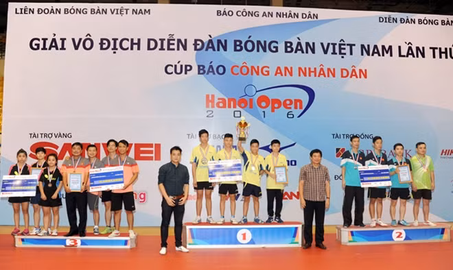 Ban Tổ chức trao giải cho các VĐV đoạt giải nội dung đồng đội Hạng C.