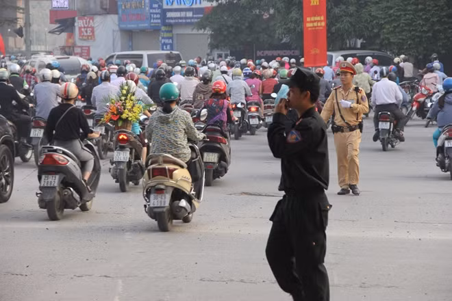 Lưu lượng xe máy vào thành phố ngày càng tăng cao.