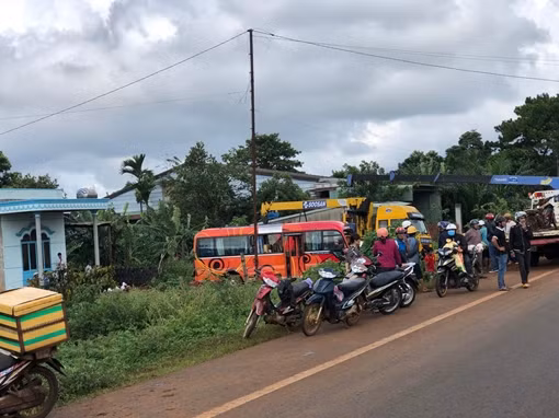 Xe khách tông thương vong 3 người đứng lề đường rồi lật nghiêng