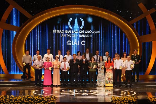 Ban tổ chức trao giải C cho các tác giả đoạt giải