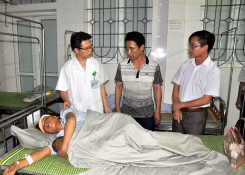 Lãnh đạo huyện Trạm Tấu thăm hỏi nạn nhân vụ sạt lở. Ảnh: Báo Yên Bái
